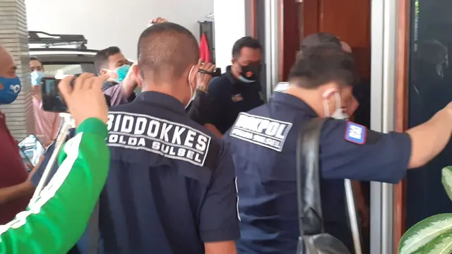 Tim DVI Biddokkes Polda Sulsel mengambil sampel DNA ibu dan anak Ricko (32). Ricko menjadi salah seorang penumpang pesawat Sriwijaya Air SJ 182 rute Jakarta-Pontianak yang mengalami kecelakaan dan jatuh. (Foto: Liputan6.com/Fauzan)