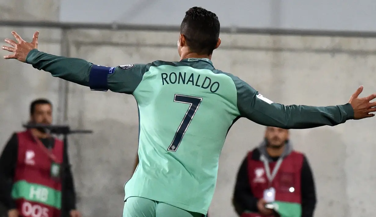 Bintang Portugal, Cristiano Ronaldo mencetak 15 gol selama babak kualifikasi Piala Dunia 2018. Portugal masih menyisakan satu laga melawan Swiss untuk merebut tiket otomatis ke putaran final Piala Dunia 2018. (AFP/Pascal Pavani)