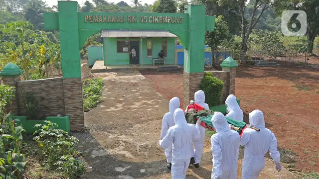 FOTO: Pelanggar PSBB Kabupaten Bogor Dihukum Bersihkan Makam