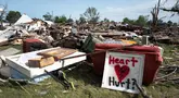 Warga melanjutkan upaya pemulihan dan pembersihan pasca hantaman tornado di Greenfield, Iowa, Kamis (23/5/2024). (SCOTT OLSON/Getty Images North America/Getty Images via AFP)