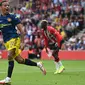 Pemain Manchester United Mason Greenwood melakukan selebrasi usai mencetak gol ke gawang Southampton pada pertandingan Liga Inggris di Stadion St Mary, Southampton, Inggris, 22 Agustus 2021. Pertandingan berakhir imbang 1-1. (Glyn KIRK/AFP)