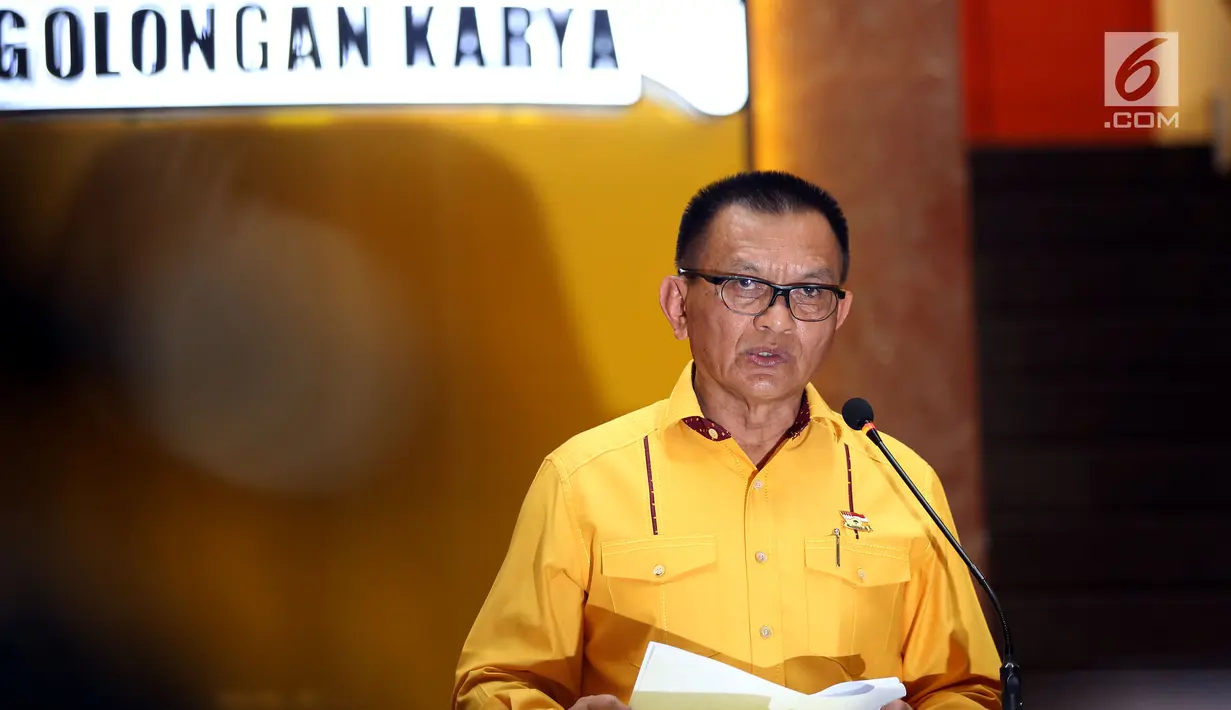Sekjen Partai Golkar Letnan Jenderal Purnawirawan Lodewijk Freidrich Paulus saat mengumumkan struktur kepengurusan baru Partai Golkar periode 2018-2019 di DPP Partai Golkar, Slipi, Jakarta, Senin (22/1). (Liputan6.com/JohanTallo)