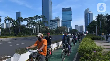 Warga bersepeda di kawasan Bundaran, Hotel Indonesia, Jakarta, Minggu (20/3/2022). Warga mulai ramai beraktifitas olahraga saat Jakarta kembali menerapkan kebijakan PPKM level 2. (Liputan6.com/Herman Zakharia)