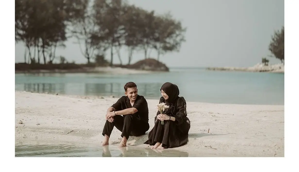 Adiba tampil cantik elegan dengan dress hitam polos yang ditumpuknya dengan outer yang manis. Penampilannya disempurnakan dengan hijab hitam polos. [Foto: Instagram/antzcreator]