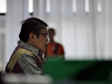 Mantan Kepala Bappebti, Syahrul Raja Sampurnajaya mendengarkan vonis di Pengadilan Tipikor, Jakarta, Rabu (12/11/2014). (Liputan6.com/Miftahul Hayat)