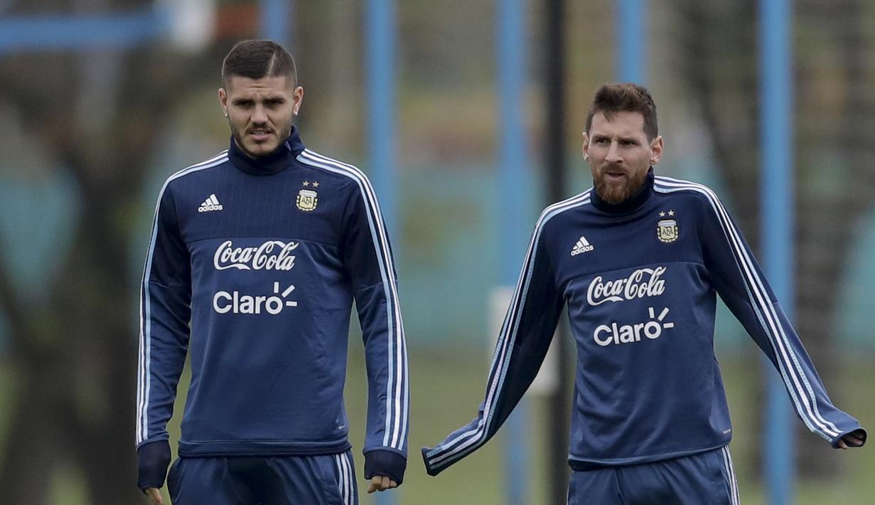 Lionel Messi dan Mauro Icardi kedinginan saat mengikuti sesi latihan jelang melawan Venezuela pada kualifikasi Piala Dunia 2018 di Buenos Aires, Argentina, (3/9/2017). (AP/Natacha Pisarenko)
