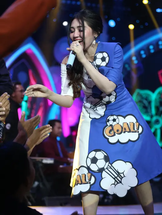 Via senang bisa mengerjai para pemain bola tersebut di atas panggung. Selain itu, ia juga senang bisa berduet para pesepakbola tersebut. Ia juga minta supporter untuk akur. (Nurwahyunan/Bintang.com)