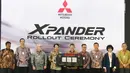 Jajaran Direksi Mitsubishi Motors Krama Yudha Indonesia (MMKI) foto bersama saat pelepasan mobil Mitsubishi Xpander dari lini produksi pabrik perakitan baru Mitsubishi Motors di Cikarang, Jawa Barat, Selasa (3/10). (Liputan6.com/Immanuel Antonius)