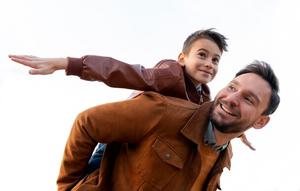 Ilustrasi ayah dan anak laki-laki. (Photo Copyright by Freepik)