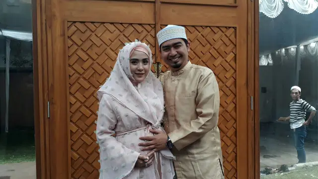 Ustaz Solmed dan April Jasmine