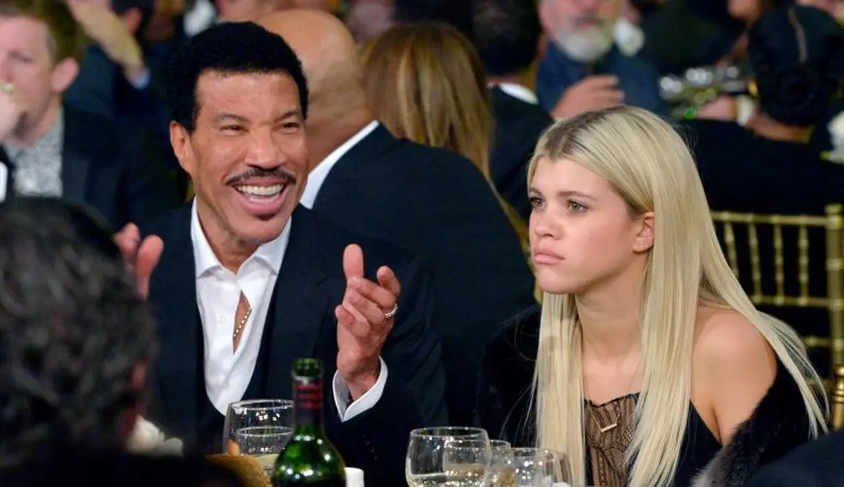 Sementara itu, Lionel Richie pun secara terang-terangan tak menyetujui hubungan Sofia Richie dan Scott Disick. (Hello Magazine)