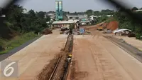 Suasana pembangunan proyek jalan tol Cinere-Jagorawi Seksi II di Depok, Jawa Barat, Jumat (3/6). Proyek yang direncanakan rampung pertengahan 2016 terpaksa mundur akibat terkendala proses pembebasan lahan. (Liputan6.com/Immanuel Antonius)