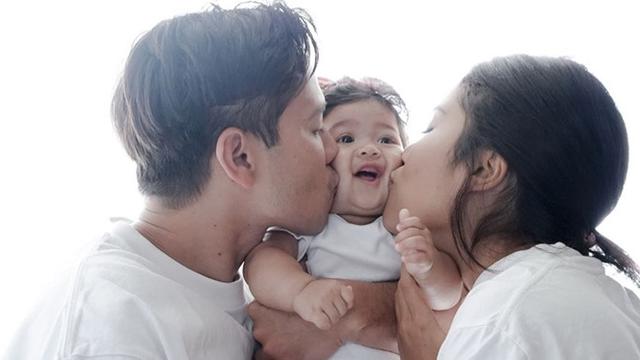 Jarang Tersorot, Ini 7 Momen Manis Keluarga Kecil Tarra Budiman