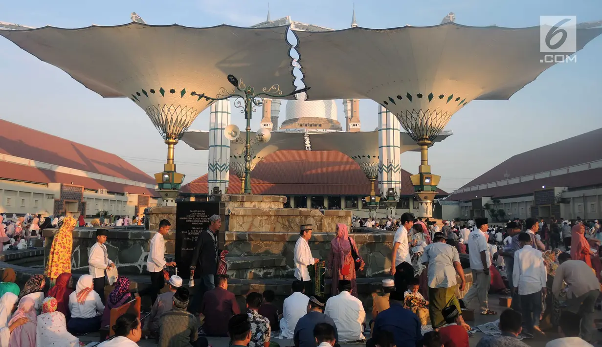 Umat muslim berdatangan untuk melaksanakan salat Idul Fitri di Masjid Agung Jawa Tengah, Semarang, Rabu (5/6/2019). Salat Idul Fitri di Masjid Agung Jawa Tengah diimami oleh KH Ulil Abshor AH. (Liputan6.com/Gholib)