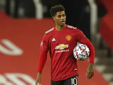 Pemain Manchester United Marcus Rashford berjalan membawa bola saat menghadapi RB Leipzig pada pertandingan Grup H Liga Champions di Stadion Old Trafford, Manchester, Inggris, Rabu (28/10/2020. Manchester United menang 5-0, Marcus Rashford cetak hattrick. (AP Photo/Dave Thompson)