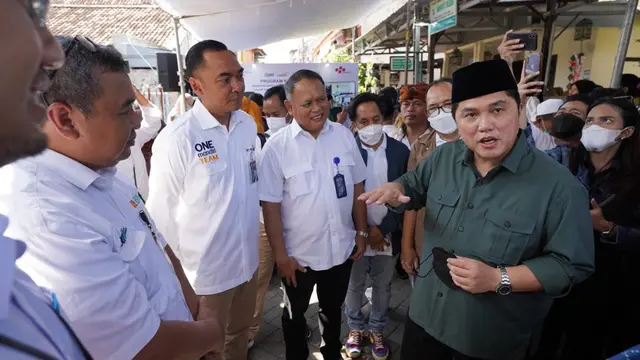 Menteri Badan Usaha Milik Negara (BUMN) Erick Thohir menyaksikan acara pemberian paket daging sapi kurban secara simbolis di Masjid Tholabah, Surabaya, Jawa Timur.