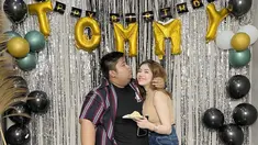 Tommy Kaganangan, pemeran Mat Gondrong kini sudah beranjak dewasa. Bahkan Tommy sudah memiliki pujaan hati bernama Putri Syahilla. Saat Tommy berulang tahun, Putri datang memberi kejutan untuk pemeran Mat Gondrong tersebut. (Liputan6.com/IG/tommykaganangan15)