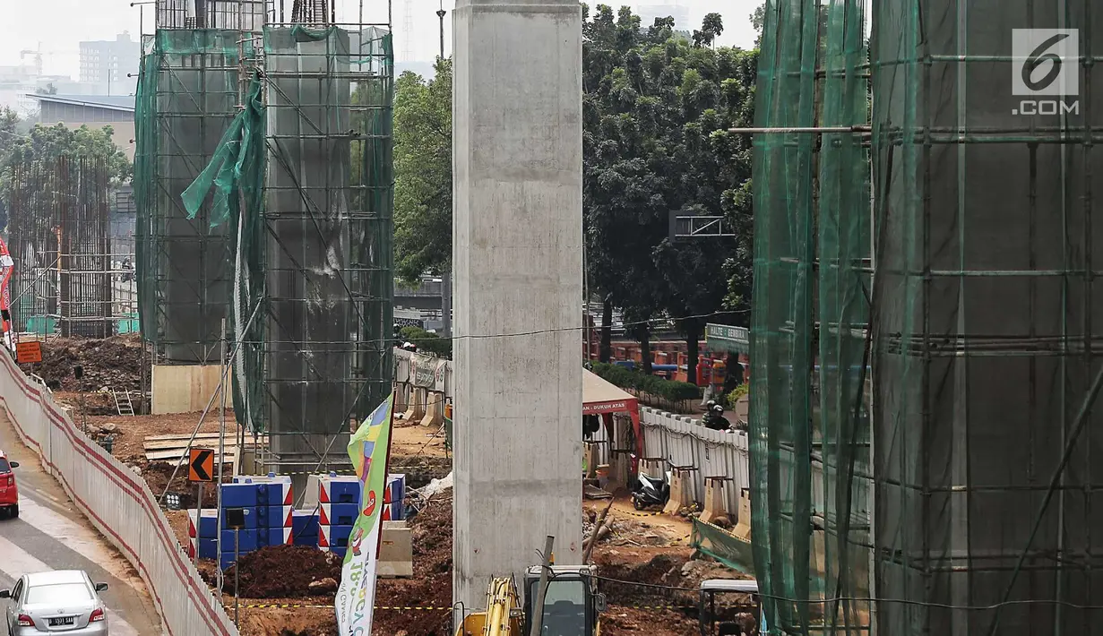 Kendaraan melintas di samping proyek LRT di Jl Rasuna Said, Jakarta, Rabu (1/8). Kereta ringan Jabodebek ini bakal melintasi Cibubur menuju Cawang, Bekasi Timur menuju Cawang, dan Cawang menuju Dukuh Atas. (Liputan6.com/Faizal Fanani)