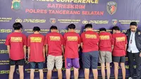 Polisi menangkap pelaku pelemparan bus Persis Solo seusai pertandingan kontra Persita Tangerang, di Jalan Raya Legok Kelapa Dua, Kabupaten Tangerang. (Liputan6.com/Pramita Tristiawati)