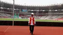 Presiden Joko Widodo (Jokowi) meninjau renovasi Stadion Utama Gelora Bung Karno, Jakarta, Kamis (19/10). Kedatangan Jokowi untuk menyaksikan sertifikasi 9.700 tenaga kerja konstruksi di seluruh Indonesia secara serentak. (Liputan6.com/Angga Yuniar)