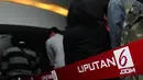 Para penonton terlihat mengantri untuk mengambil tiket yang sudah dipesan di Blitz Grand Indonesia, Rabu (21/5/2014) (Liputan6.com/Andrian M Tunay)