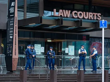 Polisi berjaga di luar pengadilan di Christchurch, Selandia Baru, 24 Agustus 2020. Pengadilan Tinggi di Christchurch memulai sidang putusan terhadap pelaku penembakan di masjid Christchurch.(Xinhua/Zhu Qiping)