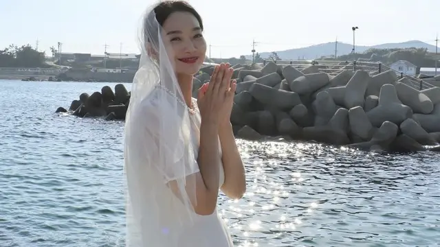 Detail Gaun dan Jas Pernikahan Yoon Hye Jin dan Hong Du Sik di Episode Terakhir Hometown Cha Cha Cha/dok. ament_official