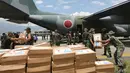 Personil militer Jepang dibantu TNI mengangkut bantuan logistik untuk korban gempa dan tsunami dari sebuah pesawat kargo Angkatan Udara Jepang di bandara Mutiara Sis Al-Jufri di Palu, Sulawesi Tengah, Indonesia (6/10). (AP Photo/Tatan Syuflana)