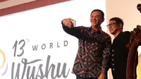 Bintang Film Jet Li (kanan) bersama Gubernur DKI Jakarta, Basuki Tjahaja Purnama melakukan foto selfie pada Pembukaan Kejuaraan Dunia Wushu 2015 di JCC, Senayan, Jakarta, Jumat (13/11/2015). (Bola.com/Nicklas Hanoatubun).