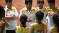 Pelatih Surabaya Fever, Wellyanto Pribadi, sedang memberi instruksi kepada pemainnya. (Humas Surabaya Fever)