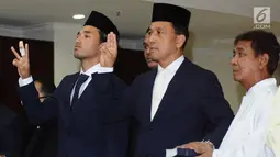 Ezra Walian (kiri) saat upacara pengambilan sumpah sebagai Warga Negara Indonesia di Kantor Kanwil Kemenkumham DKI Jakarta, Kamis (18/5). Pembacaan sumpah pun dipimpin oleh Ketua Kanwil, Endang Sudirman. (Liputan6.com/Helmi Fithriansyah)