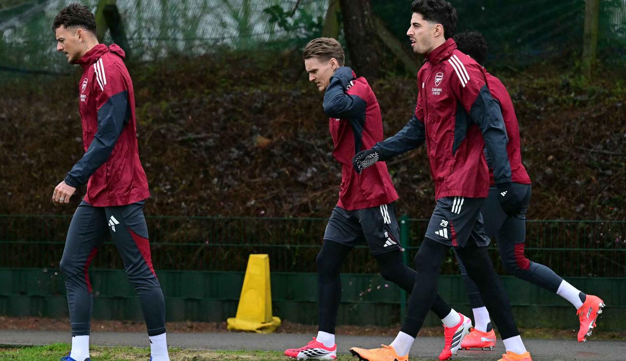 Laga yang dijadwalkan berlangsung di Emirates Stadium ini menjadi kesempatan bagi The Gunners untuk mengamankan posisi puncak klasemen. Tampak dalam foto, bek Arsenal asal Inggris, Ben White bersama Martin Odegaard dan Kai Havertz (kiri ke kanan) mengikuti sesi latihan tim di pusat pelatihan Arsenal di London Colney, utara London, pada Selasa 27 Januari 2026. (Ben STANSALL/AFP)