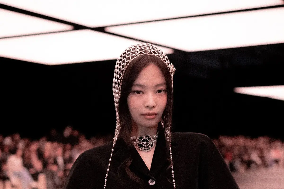 8 Gaya Memukau Selebriti Hadiri Fashion Show Chanel di Tokyo, Jennie BLACKPINK, Park Seo Joon, hingga Kristen Stewart