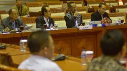 Ketua Komisi Pemberantasan Korupsi (KPK), Abraham Samad (kedua dari kanan) saat melakukan Rapat Dengar Pendapat dengan Komisi III DPR RI di Gedung Parlemen Senayan, Jakarta, Senin, (1/12/2014). (Liputan6.com/Andrian Martinus Tunay)