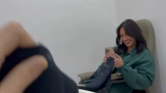 Tampilan Sheila Dara Temani Suaminya, Vidi Aldiano saat Berobat Kanker ke Penang. [@vidialdiano]