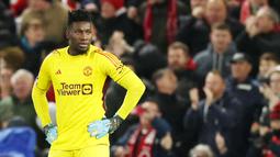 Ekspresi pemain Manchester United, Andre Onana, setelah ditaklukkan Nottingham Forest pada laga pekan ke-20 Premier League 2023/2024, Minggu (31/12/2023) dini hari WIB. (AFP/Darren Staples)