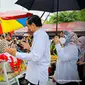 Presiden Joko Widodo (Jokowi) memberikan Bantuan Langsung Tunai atau BLT minyak goreng kepada sejumlah pedagang kecil dan penerima di Pasar Rakyat Angso Duo Baru Jambi, pada Kamis 7 April 2022 ini.