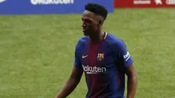Yerry Mina saat berjalan diatas rumput stadion Camp Nou pada sesi perkenalan di Barcelona, Spanyol, (13/1/2018). Mina didatangkan Barcelona dari Palmeiras sebesar 10.5 juta pounds. (AP/Manu Fernandez)