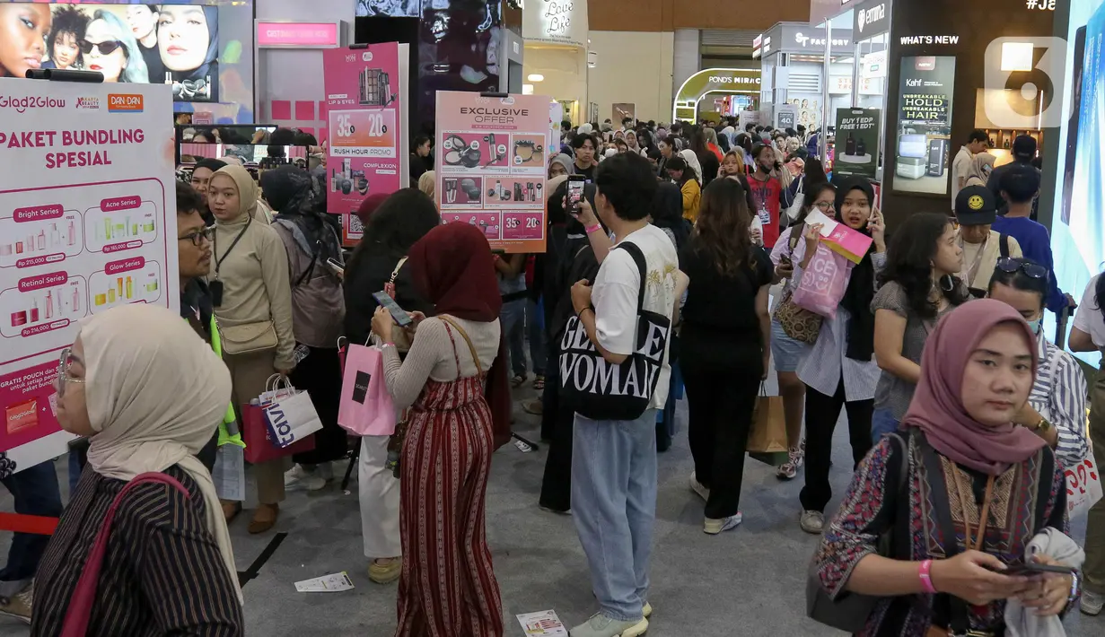 Gelaran ini juga menyajikan berbagai program edukatif untuk pengunjung seperti talk show, makeup class, hingga sesi konsultasi kesehatan kulit. (Liputan6.com/Herman Zakharia)