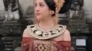 Anya juga dikenal aktif di waktu senggangnya rutin menyapa para fans melalui live Instagram ini juga tampil cantik mengenakan baju tradisional khas Bali lengkap dengan mahkota emas dan perhiasan Bali seperti anting subeng. Instagram @anyageraldine