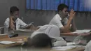 Sejumlah siswa terlihat serius mengerjakan soal Ujian Nasional (UN) di SMPN 29 Jakarta, Senin (5/4/2015). UN tingkat SMP tersebut diikuti 149.172 peserta. (Liputan6.com/Johan Tallo)