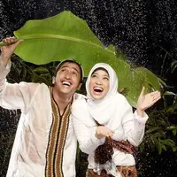 Tidak terasa 8 tahun sudah presenter Irfan Hakim membangun rumah tangga bersama istri tercinta, Della Sabrina Indah Putri. Pernikahan yang berlangsung pada 7 Juli 2007 ini memiliki momen pre-wedding yang cantik. (Bintang Pictures)