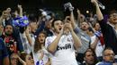 Ekspresi fans Real Madrid saat merayakan gol pada leg pertama semifinal Liga Champions di Santiago Bernabeu stadium, Madrid, ( 2/5/2017). Real Madrid menang 3-0. (AP/Francisco Seco)