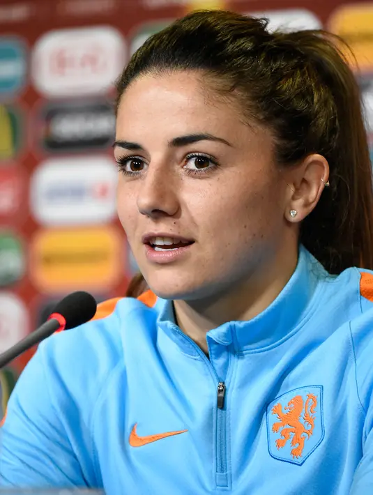 Pemain tengah Belanda Danielle van de Donk berbicara dalam sebuah konferensi pers  jelang semifinal UEFA Women Euro 2012 melawan Inggris di Enschede (2/8). (AFP Photo/John Thys)