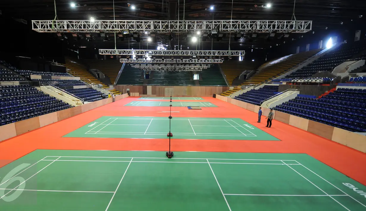 Kondisi lapangan yang ada di Istora Senayan, Jakarta, Jumat (7/8/2015). Jelang perhelatan Kejuaraan Bulutangkis Dunia 2015, sejumlah persiapan terus dilakukan pihak panitia pelaksana di Istora Senayan. (Liputan6.com/Helmi Fithriansyah)