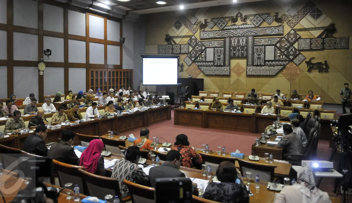 Suasana rapat kerja antara Menkes Nila Moeloek dengan Komisi IX di Gedung DPR RI, Senayan, Jakarta, Kamis (14/7). Menkes Nila membeberkan 14 rumah sakit yang menerima distribusi vaksin palsu, 13 diantaranya berlokasi di Bekasi. (Liputan6.com/JohanTallo)