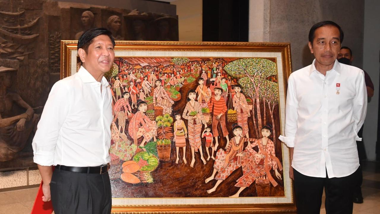 Presiden Joko Widodo atau Jokowi memberikan Presiden Filipina Ferdinand Romualdez Marcos Jr. sebuah lukisan