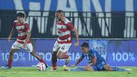 Pemain Madura United,&nbsp;Dalberto Luan Belo (tengah) berusaha melewati penjagaan pemain Persib Bandung, Dedi Kusnandar&nbsp;pada laga leg 1 final Championship Series BRI Liga 1 2023/2024 antara Persib Bandung melawan Madura United di Stadion Si Jalak Harupat, Bandung, Minggu (26/05/2024). (Bola.com/M Iqbal Ichsan)
