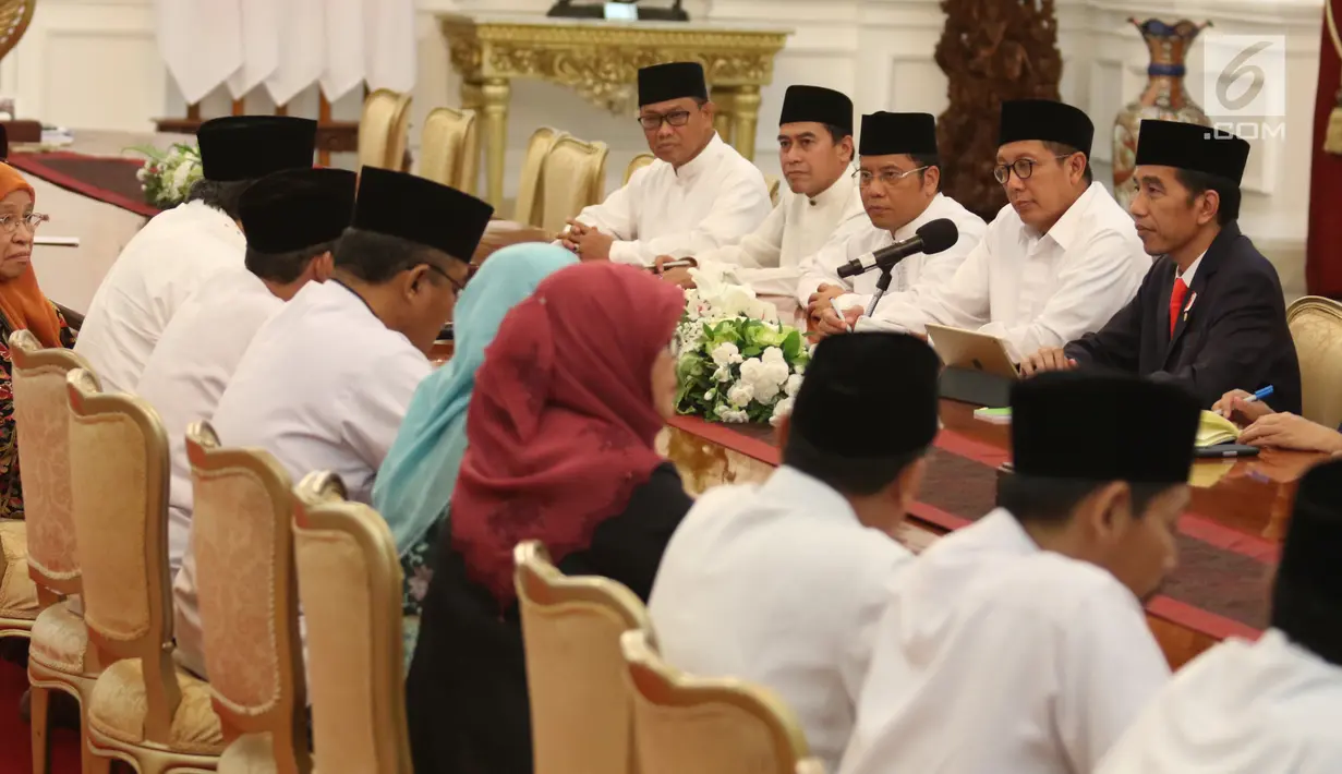 Suasana pertemuan Presiden Jokowi dengan para Qori dan Qoriah tingkat internasional di Istana Merdeka, Jakarta, Senin (12/6). Para Qori meminta presiden untuk membuat Keppres untuk Lembaga Pengembangan Tilawatil Quran (LPTQ) (Liputan6.com/Angga Yuniar)