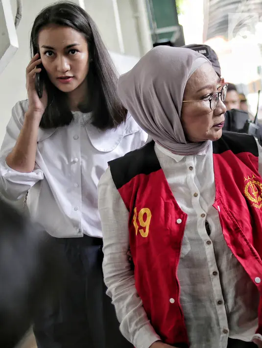 Terdakwa kasus dugaan penyebaran berita bohong atau hoaks Ratna Sarumpaet didampingi Atiqah Hasiholan tiba untuk menjalani sidang lanjutan di PN Jakarta Selatan, Selasa (7/5/2019). Sidang kali ini menghadirkan saksi meringankan dari pihak terdakwa. (Liputan6.com/Faizal Fanani)